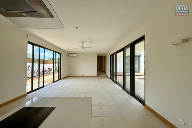 Sales House / Villa GRAND BAIE - PEREYBERE - POINTE AUX CANONNIERS – photo 7 of 14 – Bright living area