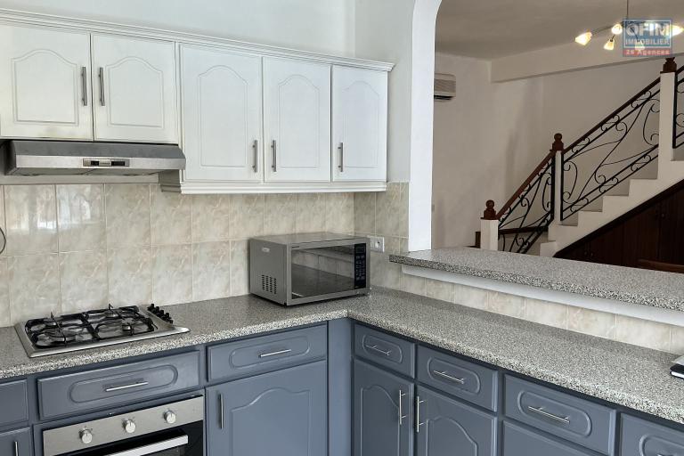 Rental House / Villa GRAND BAIE - PEREYBERE - POINTE AUX CANONNIERS – photo 6 of 16 – Fitted open-plan kitchen