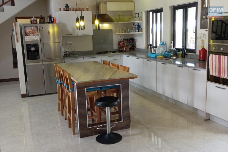 Sale House / Villa FORBACH - MAPOU – photo 4 of 10 – Fitted open-plan kitchen