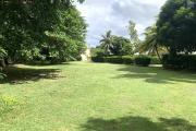 Flic en Flac for rent 3 bedroom duplex villa located in a secure residence facing the ocean and in a magnificent park.