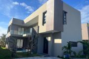 For sale large contemporary villa of 223 m2 with 4 bedrooms and private swimming pool in Pereybère.