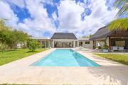 For sale: villa in a prestigious residence accessible to foreigners. Two minutes from the center of Grand Baie.