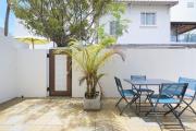 For sale: one bedroom apartment with en suite on the ground floor, furnished and equipped, accessible to foreigners in Mont Choisy.