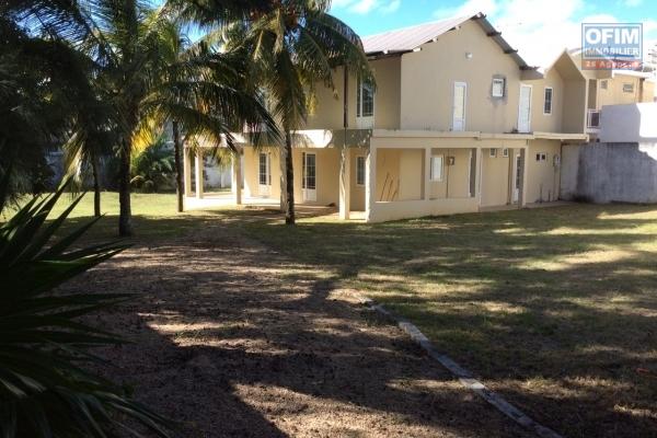For sale large house F4 240 m2 with huge courtyard and grass in Pointe aux Canonniers.