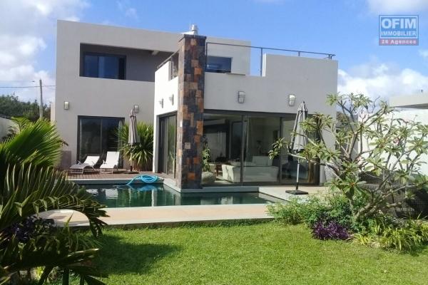 For sale new furnished villa of 201 m2 with swimming pool 400 meters from the beach in Bain Boeuf.