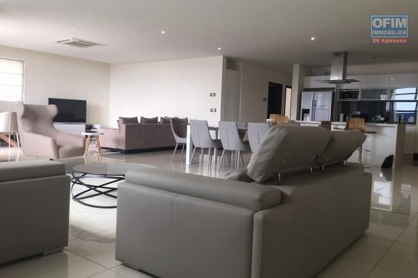 Rent very nice and spacious apartment F4 with sea view close to shops in Grand Bay La Croisette.