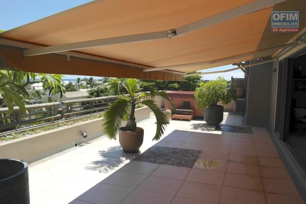 Rivière Noire for sale magnificent and spacious penthouse with breathtaking views, jacuzzi, located in a secure residence with a shared swimming pool, close to the beach and shops.
