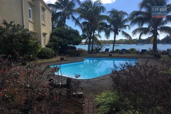 For rent T4 feet in the water in Grand Baie downtown.