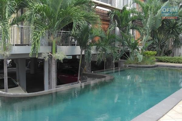 Flic en Flac for rent 3 air-conditioned apartment located by the beach, in a secure residence with lift and quiet swimming pool.