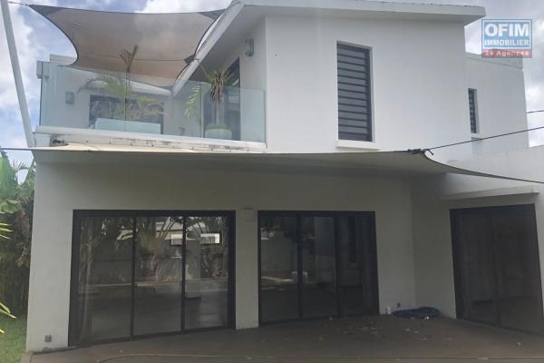 Accessible to foreigners and Mauritians: For sale beautiful contemporary villa with RES status eligible for purchase to foreigners with a permanent residence permit for the whole family.