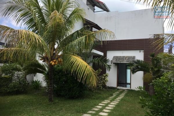 For rent house T4 with swimming pool and secure at Pereybère chemin 20 pieds.