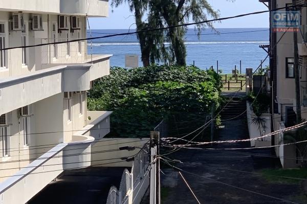 Flic en Flac for rent 3 bedroom apartment 20 meters from the quiet beach.