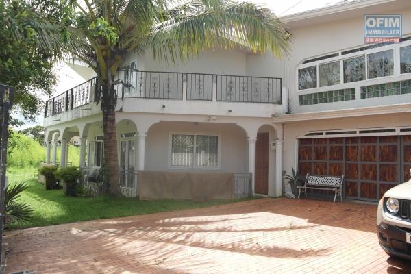 Vacoas St Paul for rent large office space of 650M2 or 7000P2 near Winners with a double garage and parking spaces.