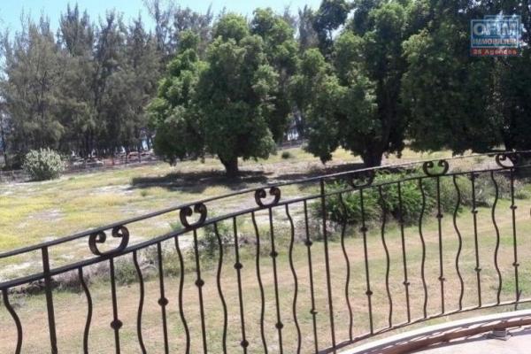 Flic en Flac for sale magnificent 3 bedroom furnished apartment accessible to foreigners, with swimming pool in front of the beach of Flic en Flac, Mauritius.