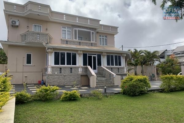 Floréal for rent 5 bedrooms villa with 1 office, double garages and carport, located in a renowned residential area, a real haven of peace.
