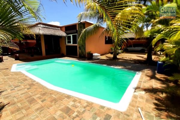For resale, a villa accessible to non-Mauritian and Mauritian citizens with a permanent residence permit for the whole family, at Pointe aux Piments, 200 meters from the beach. Located 15 minutes from Grand Baie and half an hour from Port Louis.