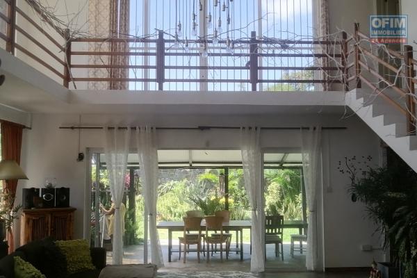 For sale comfortable residence of 390m2 with a beautiful and large garden not far from Grand Bay in Vale.