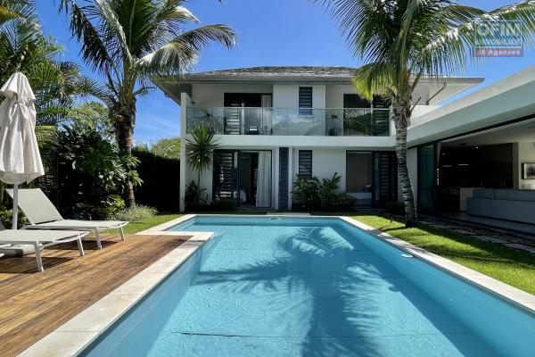 Black River for sale villa with 4 air-conditioned bedrooms accessible to foreigners in a secure complex with a beautiful view of the mountains close to shops and the beach.