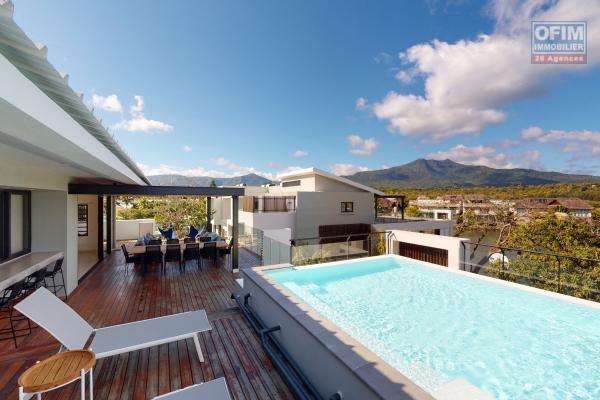 Black-River for sale magnificent penthouse with 4 air-conditioned bedrooms on the waterfront with views of the mountains, the sea and close to amenities.