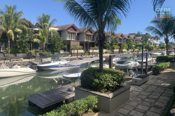 Black River for sale comfortable 3-bedroom duplex, accessible to foreigners and Mauritians, on the sea front and located in the only residential marina on the island.