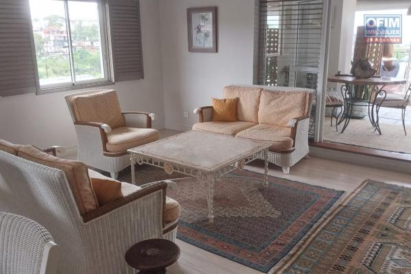Magnificent Penthouse at Floréal not far from the So Flo shopping center 10/15 minutes on foot, from the Darne clinic 10/15 minutes on foot. Tram 10 minutes on foot. Very residential and peaceful place.