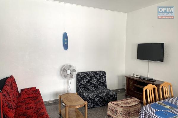 Flic en Flac for rent 2 bedroom apartment with covered parking located in the center, a stone's throw from the beach and quiet shops.