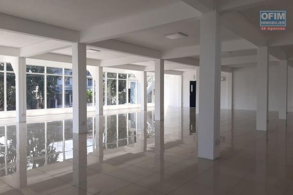 Beau Bassin for rent, plateau of 288m², very well located and ideal for a call center, a showroom or offices.