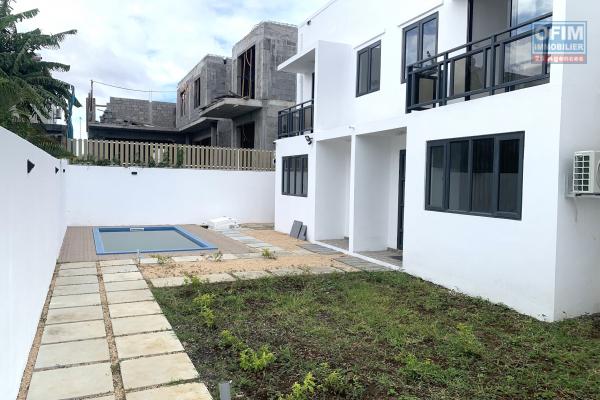 Flic en Flac for sale recent and pleasant duplex 2 bedrooms and 1 office with shared swimming pool located in a quiet residential area.