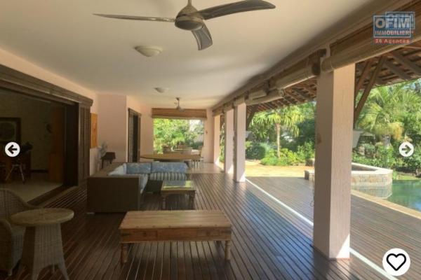 Tamarina for sale luxurious 5 bedroom IRS villa with swimming pool on a golf course 2 steps from the beach, accessible to Malagasy and foreigners.