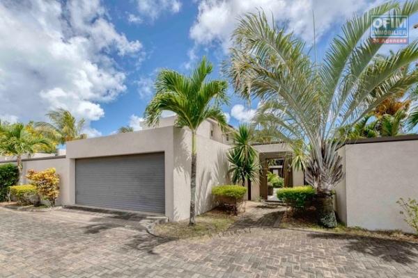 For sale: villa in a prestigious residence accessible to foreigners. Two minutes from the center of Grand Baie.