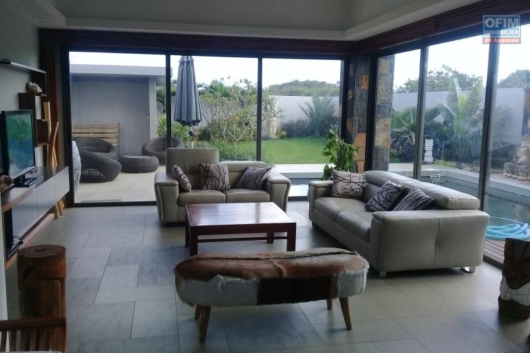A vendre villa neuve meublée de 201 m2 avec piscine à 400 mètres de la plage à Bain Boeuf.