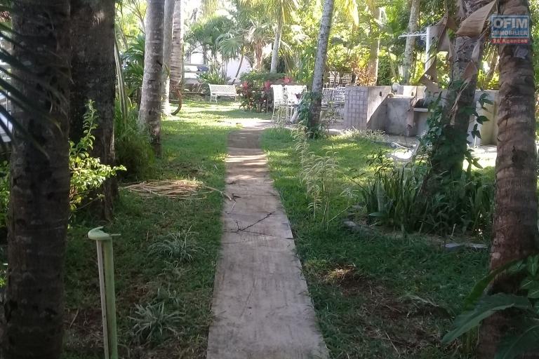 A vendre complexe hôtelier avec piscine et jardin arboré à une minute à pieds de la plage à Mont Choisy.