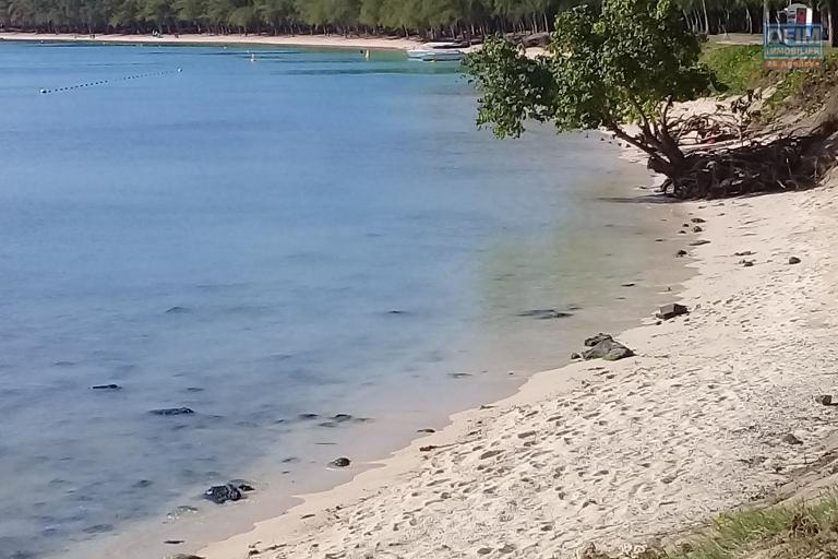 A vendre complexe hôtelier avec piscine et jardin arboré à une minute à pieds de la plage à Mont Choisy.