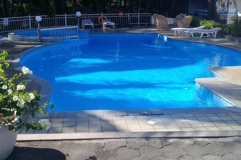 A vendre complexe hôtelier avec piscine et jardin arboré à une minute à pieds de la plage à Mont Choisy.