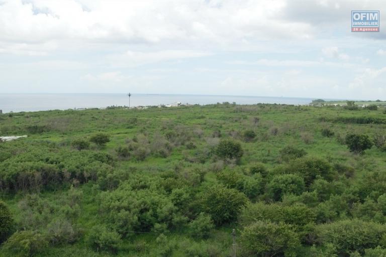 Disponible aux étrangers. Un Penthouse de rêve avec une vue imprenable sur la mer et les montagnes. Situé dans un quartier résidentiel calme et sécurisé de Flic en flac.