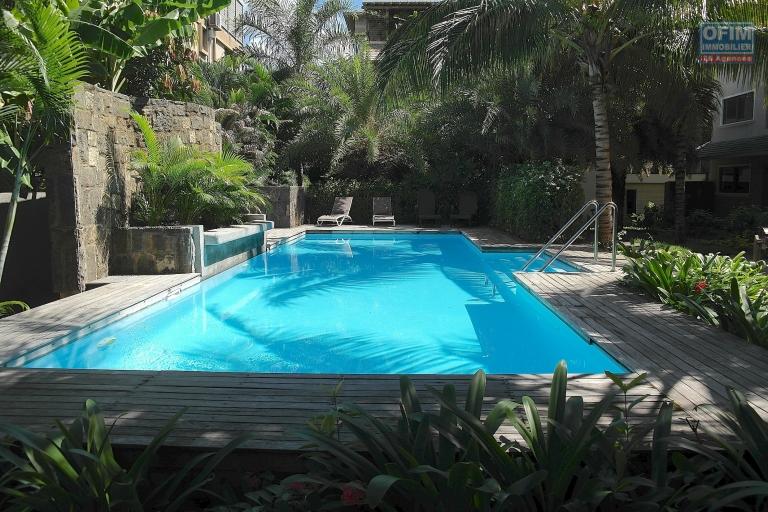 Rivière Noire à vendre magnifique et spacieux penthouse de 268M2 construit en 2012 avec vue imprenable, jacuzzi, situé dans une résidence sécurisé possédant une piscine commune, proche de la plage et des commerces.