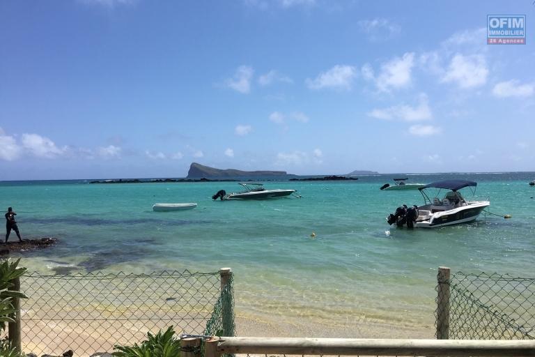 Baisse de prix: En vente locale maison 4 chambres pieds dans l’eau sur 1055 m2 de terrain clos et arboré à Cap Malheureux.