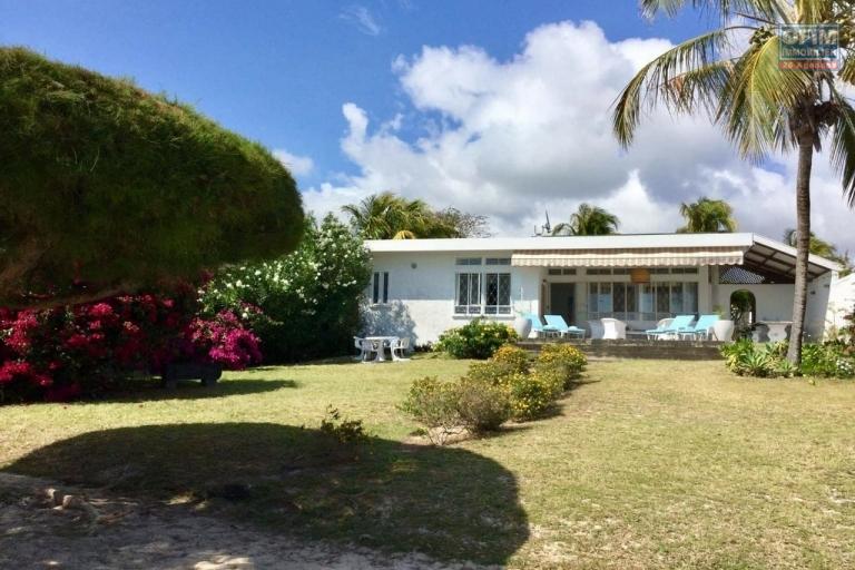 Baisse de prix: En vente locale maison 4 chambres pieds dans l’eau sur 1055 m2 de terrain clos et arboré à Cap Malheureux.