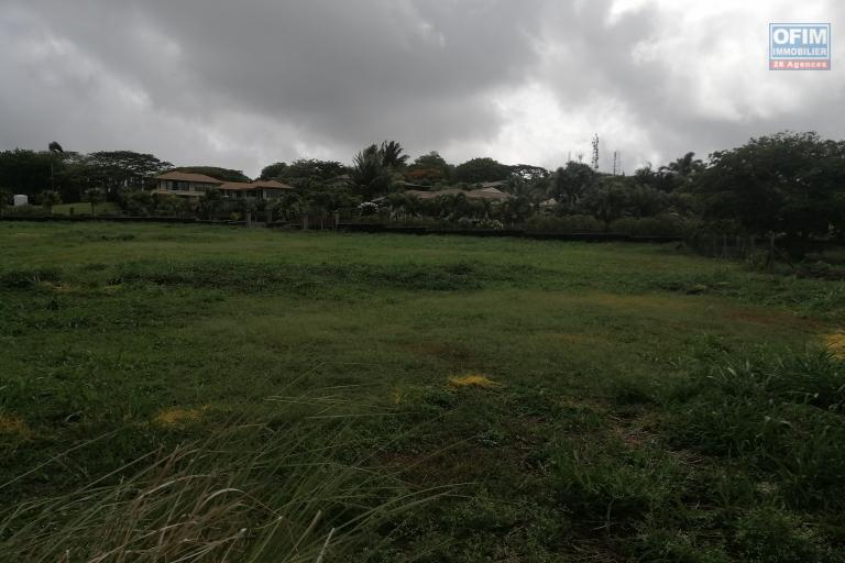 A vendre magnifique terrain à Hillside Mapou dans une résidence haut de gamme et securisée.