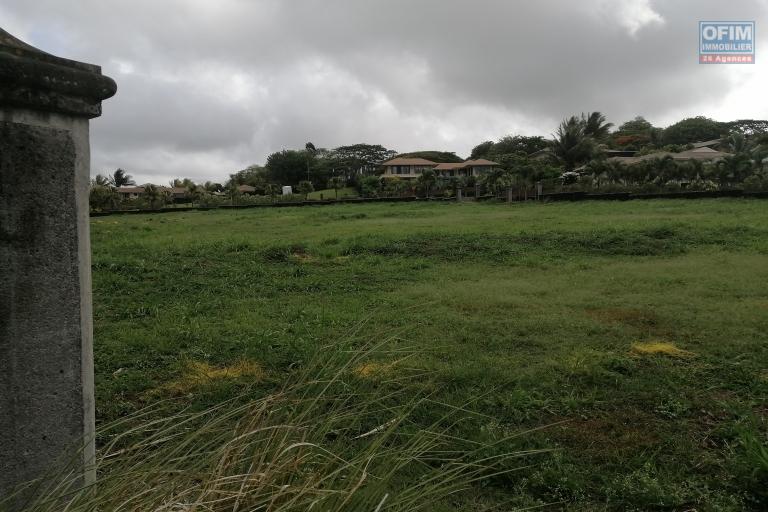 A vendre magnifique terrain à Hillside Mapou dans une résidence haut de gamme et securisée.