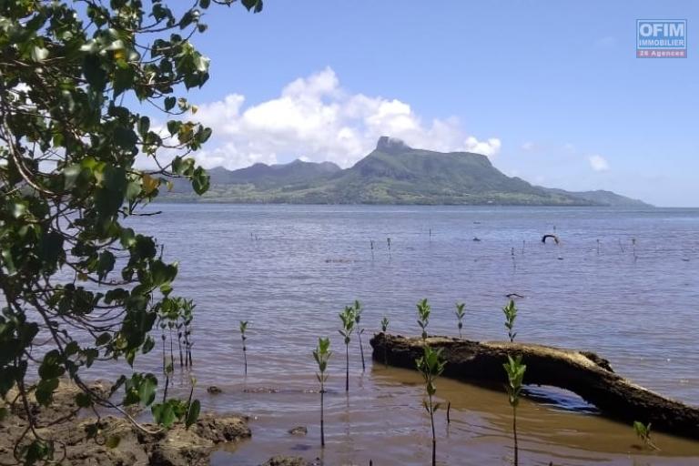 PRODUIT RARE SUR LE MARCHÉ DE LA VENTE LOCALE VILLA DE 1000 M2 HAB EN COURS DE CONSTRUCTION SUR UN TERRAIN DE 9000 M2 LES PIEDS DANS L’EAU EN PLEINE PROPRIÉTÉ DANS UN DES PLUS BEAU ENDROIT DE MAURICE.