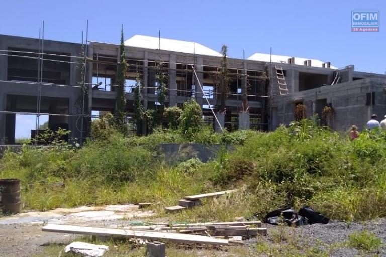 PRODUIT RARE SUR LE MARCHÉ DE LA VENTE LOCALE VILLA DE 1000 M2 HAB EN COURS DE CONSTRUCTION SUR UN TERRAIN DE 9000 M2 LES PIEDS DANS L’EAU EN PLEINE PROPRIÉTÉ DANS UN DES PLUS BEAU ENDROIT DE MAURICE.