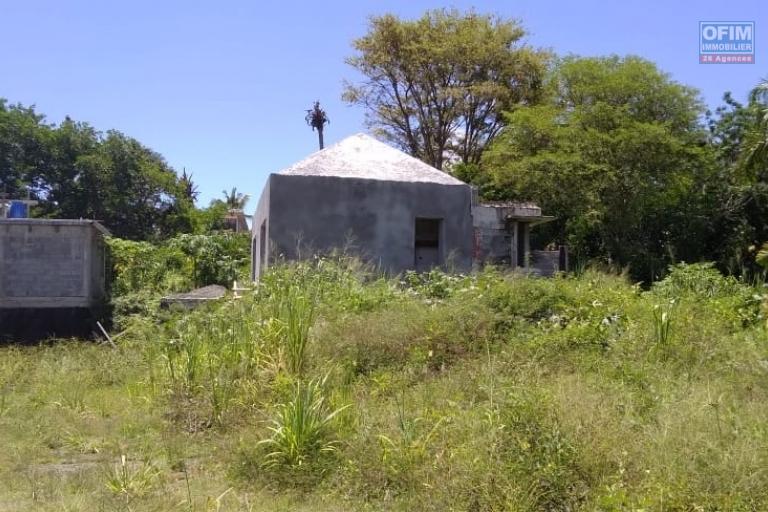 PRODUIT RARE SUR LE MARCHÉ DE LA VENTE LOCALE VILLA DE 1000 M2 HAB EN COURS DE CONSTRUCTION SUR UN TERRAIN DE 9000 M2 LES PIEDS DANS L’EAU EN PLEINE PROPRIÉTÉ DANS UN DES PLUS BEAU ENDROIT DE MAURICE.