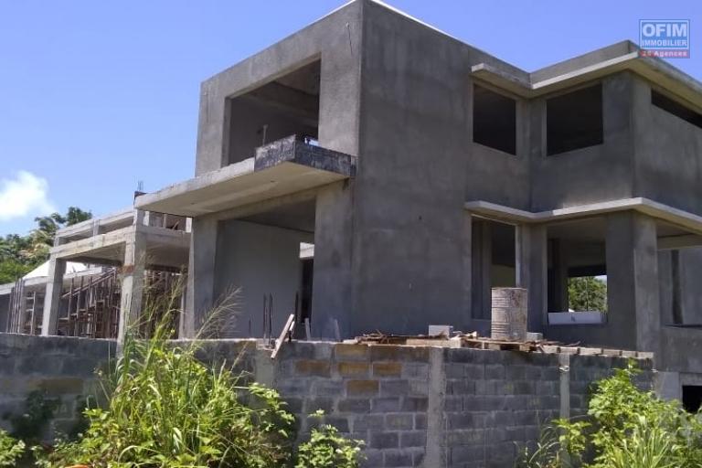 PRODUIT RARE SUR LE MARCHÉ DE LA VENTE LOCALE VILLA DE 1000 M2 HAB EN COURS DE CONSTRUCTION SUR UN TERRAIN DE 9000 M2 LES PIEDS DANS L’EAU EN PLEINE PROPRIÉTÉ DANS UN DES PLUS BEAU ENDROIT DE MAURICE.