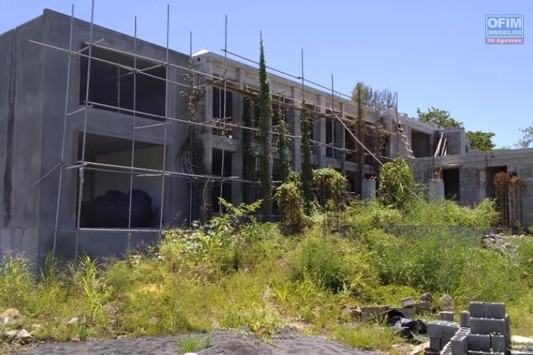 PRODUIT RARE SUR LE MARCHÉ DE LA VENTE LOCALE VILLA DE 1000 M2 HAB EN COURS DE CONSTRUCTION SUR UN TERRAIN DE 9000 M2 LES PIEDS DANS L’EAU EN PLEINE PROPRIÉTÉ DANS UN DES PLUS BEAU ENDROIT DE MAURICE.