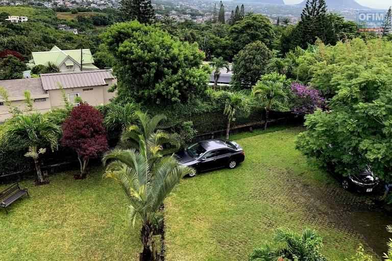 Floréal À louer magnifique appartement trois chambres situé dans un écrin de verdure possédant une vue à couper le souffle.