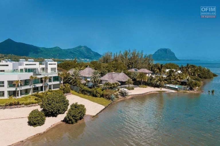 Appartement haut de gamme pieds dans l’eau en toute propriété de 3 chambres à coucher accessible aux étrangers sur un îlot à Rivière Noire, île Maurice.