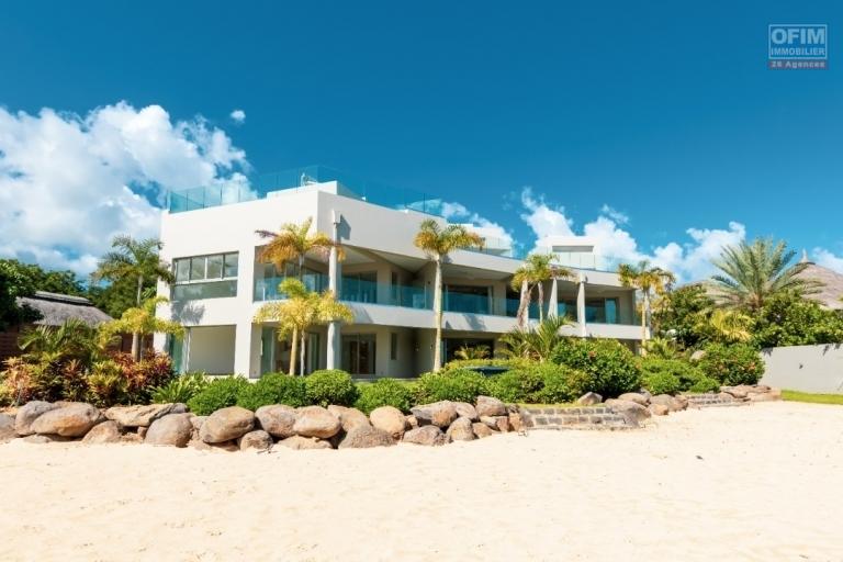 Appartement haut de gamme pieds dans l’eau en toute propriété de 3 chambres à coucher accessible aux étrangers sur un îlot à Rivière Noire, île Maurice.