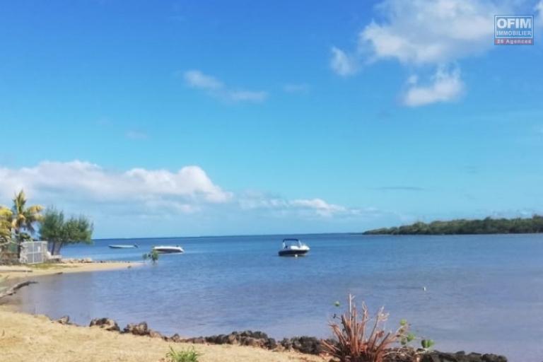 Appartement haut de gamme pieds dans l’eau en toute propriété de 3 chambres à coucher accessible aux étrangers sur un îlot à Rivière Noire, île Maurice.