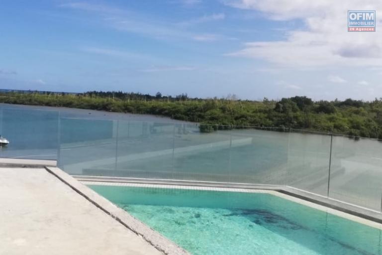 Appartement haut de gamme pieds dans l’eau en toute propriété de 3 chambres à coucher accessible aux étrangers sur un îlot à Rivière Noire, île Maurice.